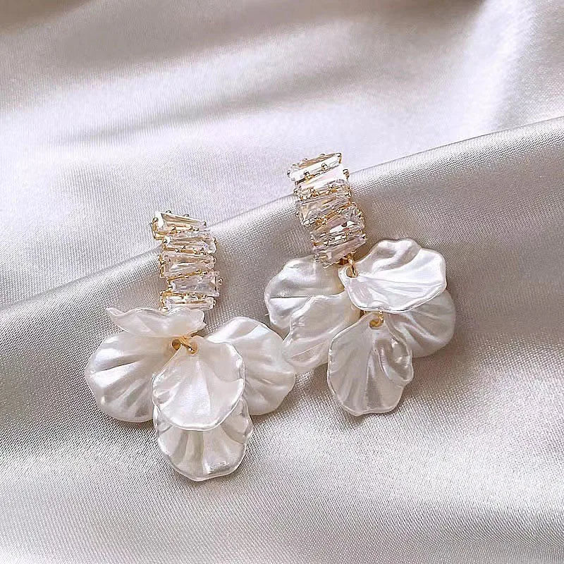 Classic Fashion Glossy Earrings Simple Korean White Shell Flower Earrings