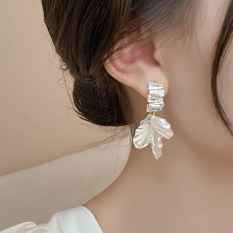 Classic Fashion Glossy Earrings Simple Korean White Shell Flower Earrings