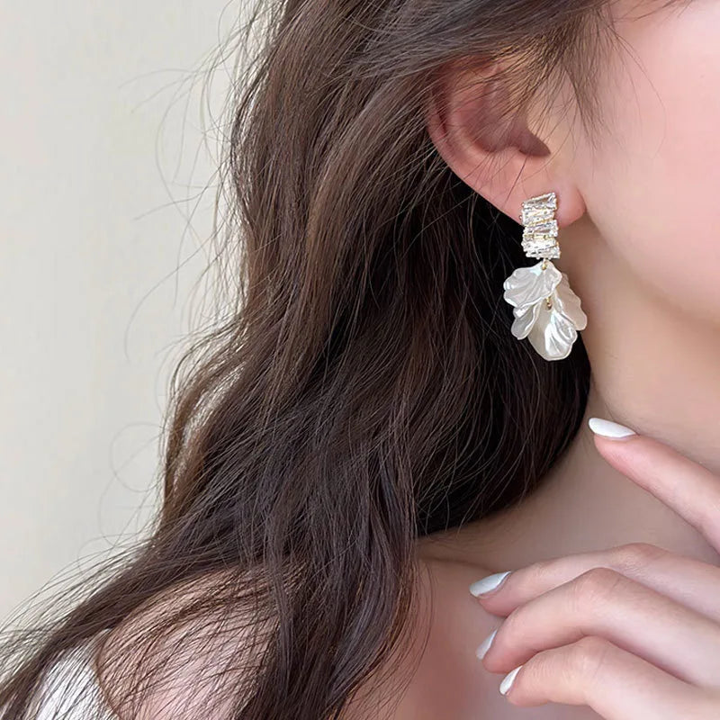 Classic Fashion Glossy Earrings Simple Korean White Shell Flower Earrings