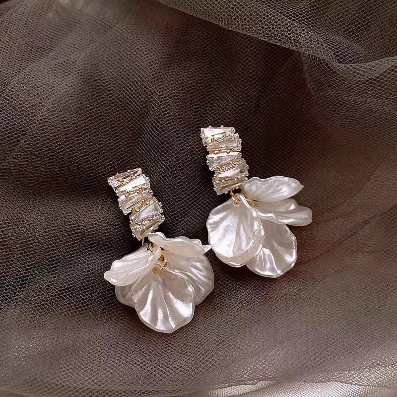 Classic Fashion Glossy Earrings Simple Korean White Shell Flower Earrings