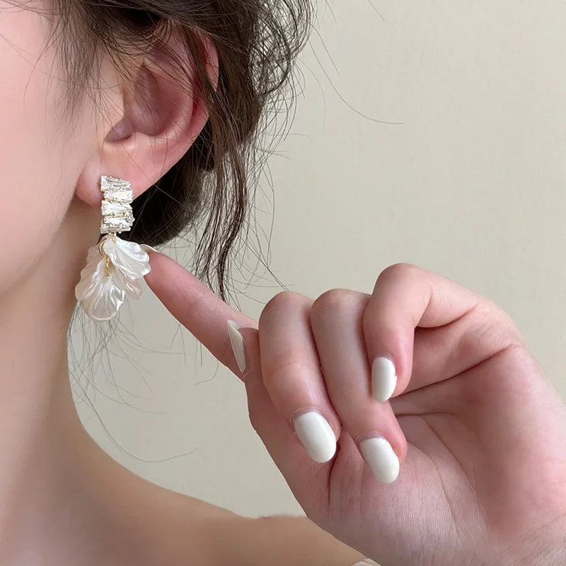 Classic Fashion Glossy Earrings Simple Korean White Shell Flower Earrings